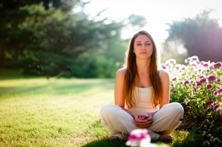 Paz Interior Através da Fé Mulher meditando em um jardim, buscando a paz interior