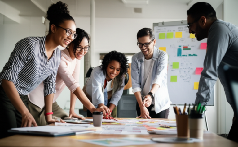 Colaboração e Gratidão Equipe trabalhando colaborativamente com sorrisos