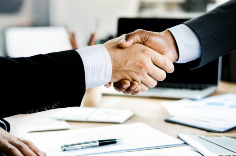 Respeito e Ética no Trabalho Mãos se cumprimentando sobre uma mesa de trabalho