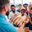 Pessoa compartilhando pão com outras pessoas