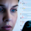 Pessoa observando rede social com expressão preocupada