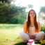 Mulher meditando em um jardim, buscando a paz interior