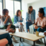 Jovens da Geração Z reunidos conversando em um ambiente informal.